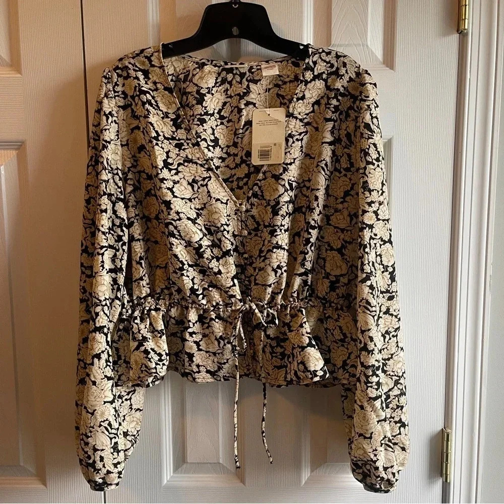 NWT Levi’s LISA LONG SLEEVE BLOUSE, Floral Pattern, Black and Cream